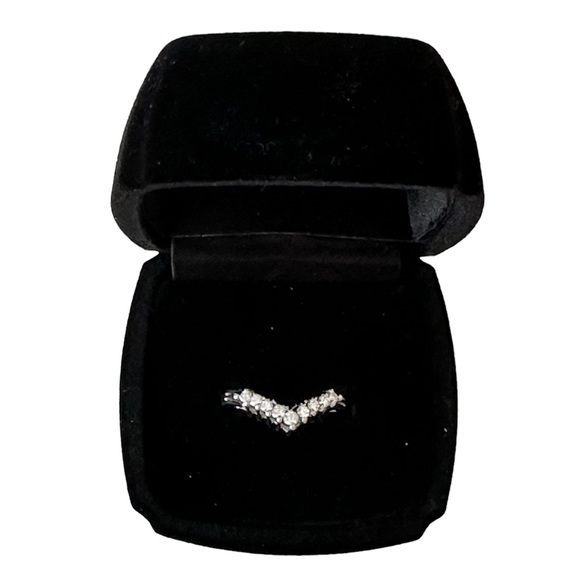 Platinum 900 V Ring - Picture 1 of 7